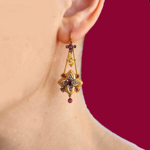 Boucles d'oreilles anciennes