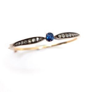 Bracelet jonc saphir « nœud » - XIXème siècle Bracelet jonc ancien en or jaune et argent, centré d'un saphir coussin bleu profond, épaulé de diamants taillés en rose, XIXe siècle