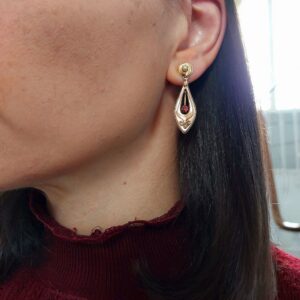 Boucles d’oreilles anciennes – Or jaune 18k, rubis, perles – Début du XXᵉ siècle
