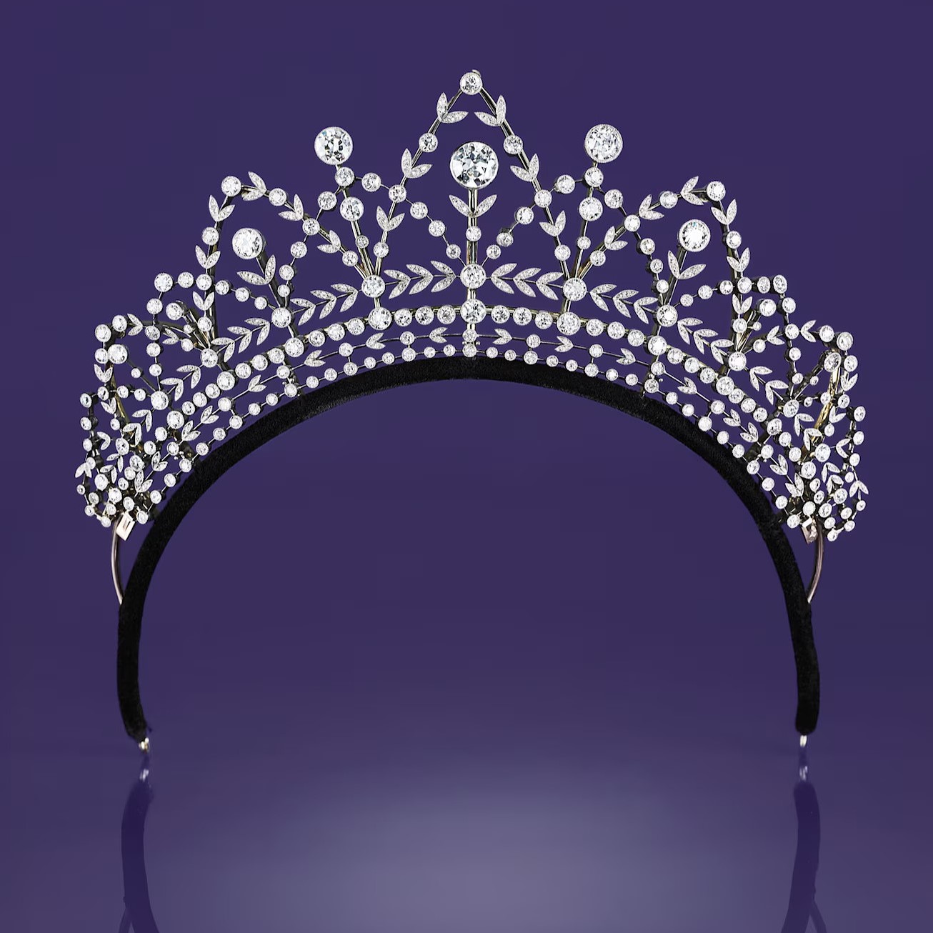Diadème Belle Epoque transformable en collier, vers 1910. diamants et platine. The Illuminata Collection © L'ÉCOLE Van Cleef & Arpels, photo Picspark Co