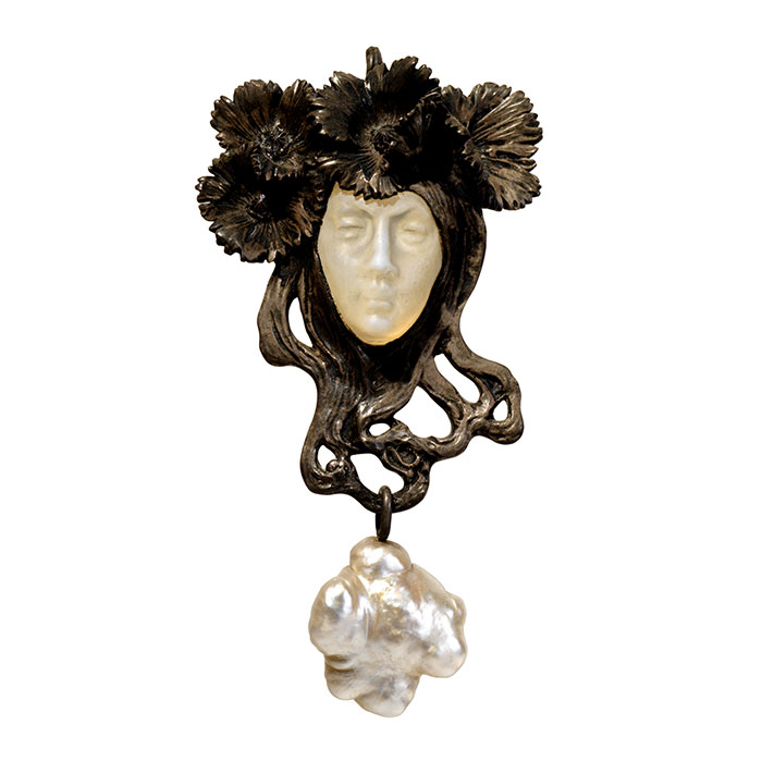 René Lalique, pendentif visage de femme Art Nouveau, cristal, argent, émail, or et perle baroque. Circa 1898-1900. © Collection René Lalique du Musée Calouste Gulbenkian