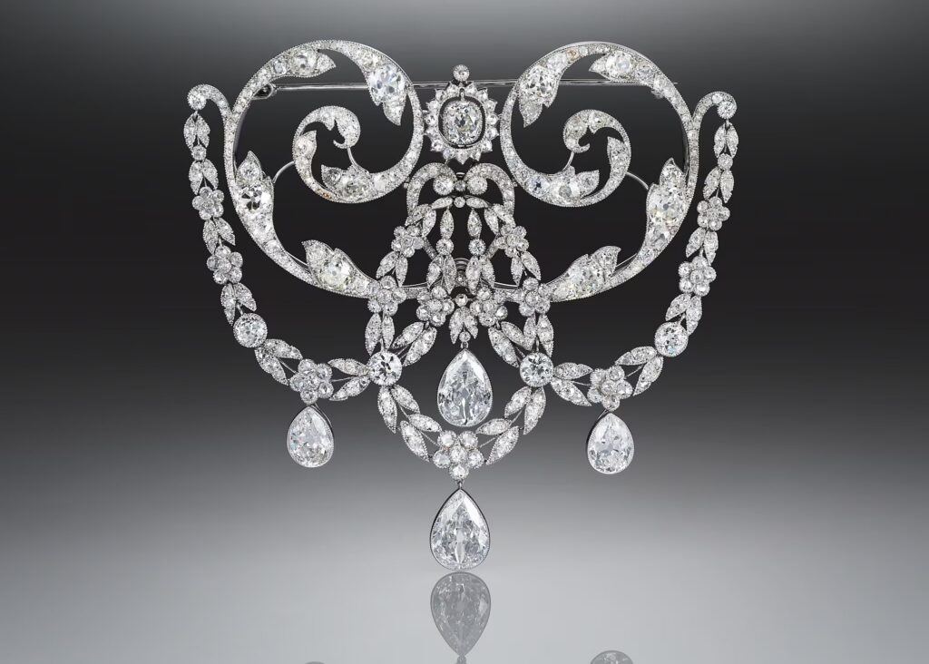Broche de corsage Belle Epoque, vers 1900, diamants, The Illuminata Collection © L'ÉCOLE Van Cleef & Arpels, photo Picspark Co