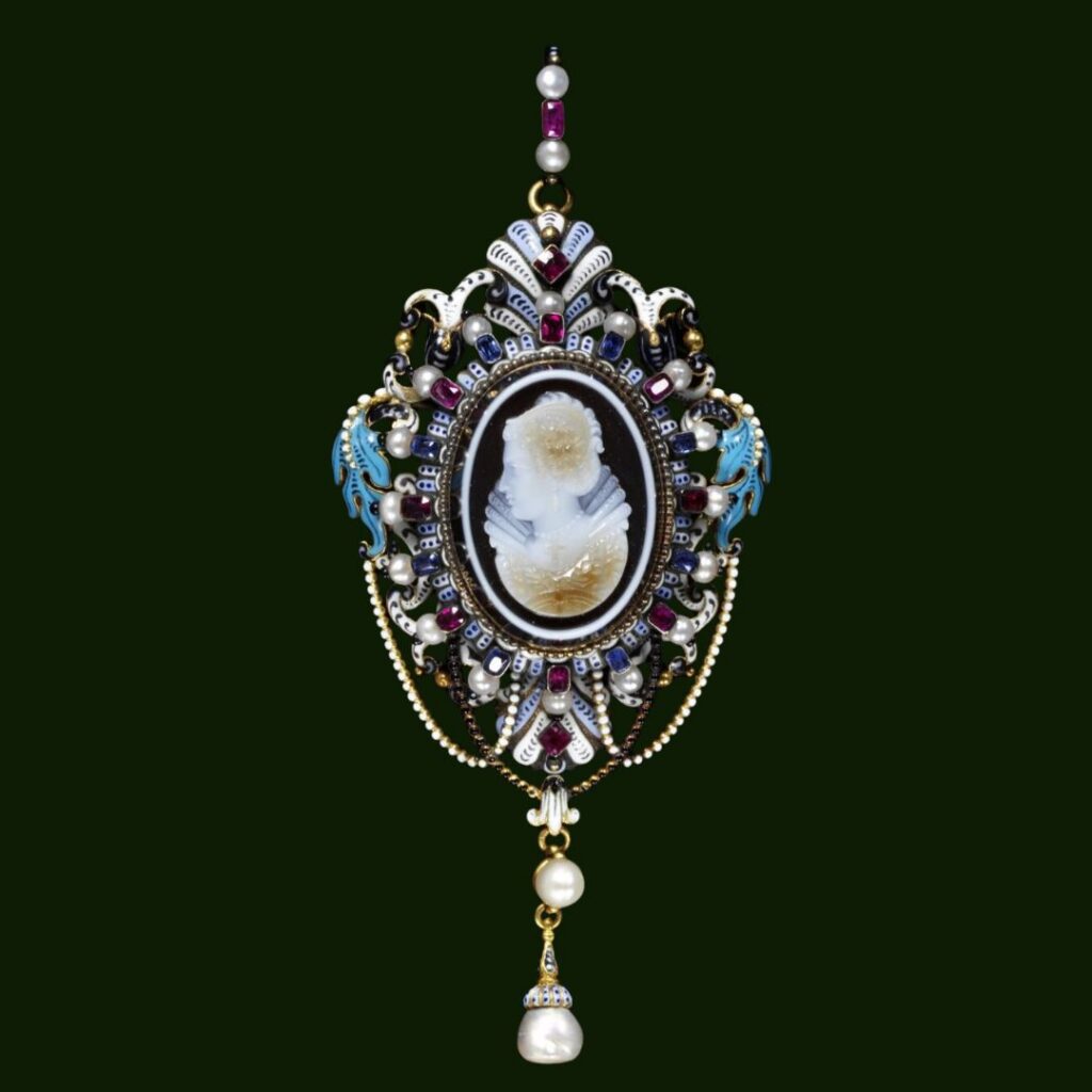 Monture de Carlo Giuliano, en or et émail, vers 1865, Angleterre. Camée de Marie de Médicis, gravée par  Georges Bissinger. © Victoria & Albert Museum, Londres. 