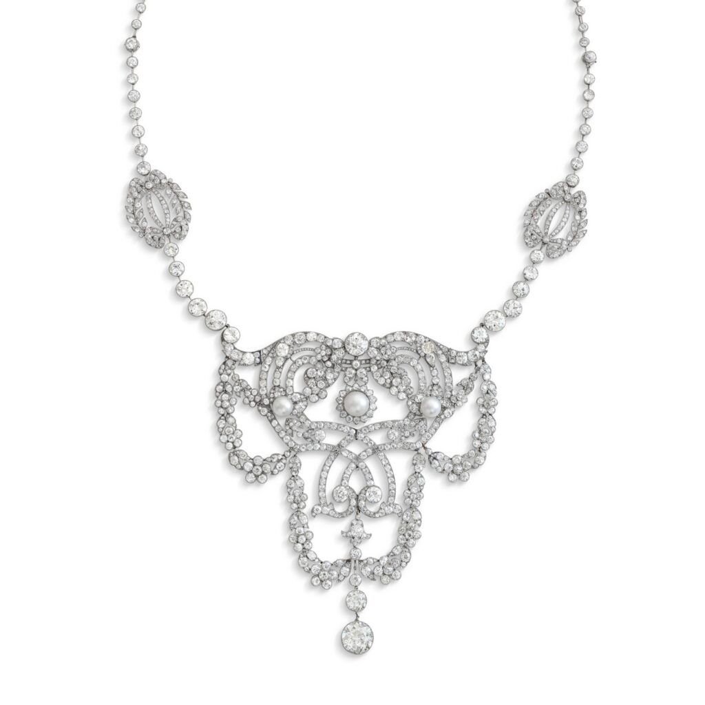 Cartier, collier Belle Epoque de style Guirlande, diamants et perles fines, Devant de corsage Belle Epoque, diamants et perles fines. ©inconnu