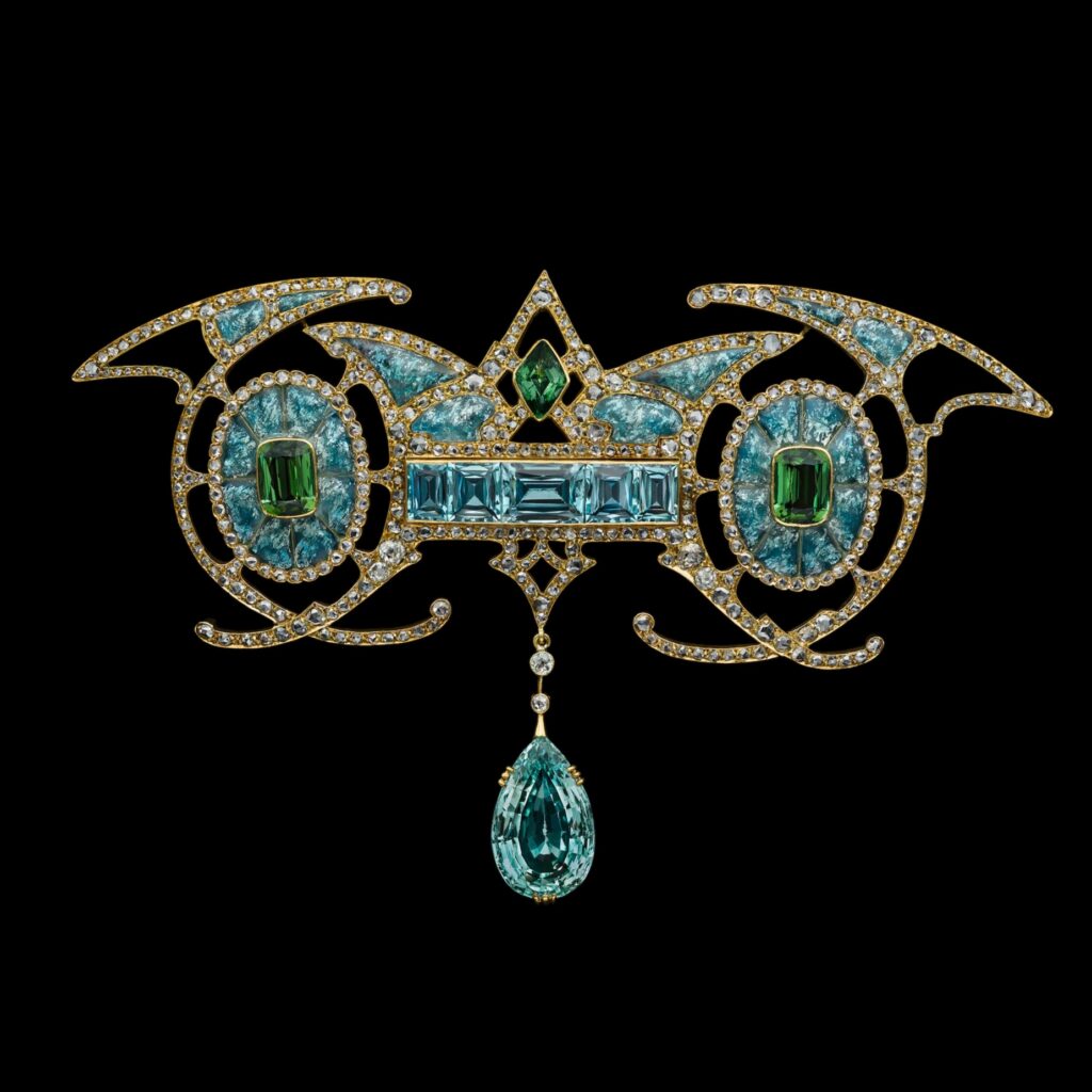 Georges Fouquet, broche or, aigue-marines et tourmalines vertes, vers 1901 ©Albion Art Jewellery Institute, Photo Tsuneharu Doi