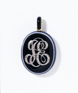 Médaillon de deuil, chiffré, onyx. Victoria and Albert Museum