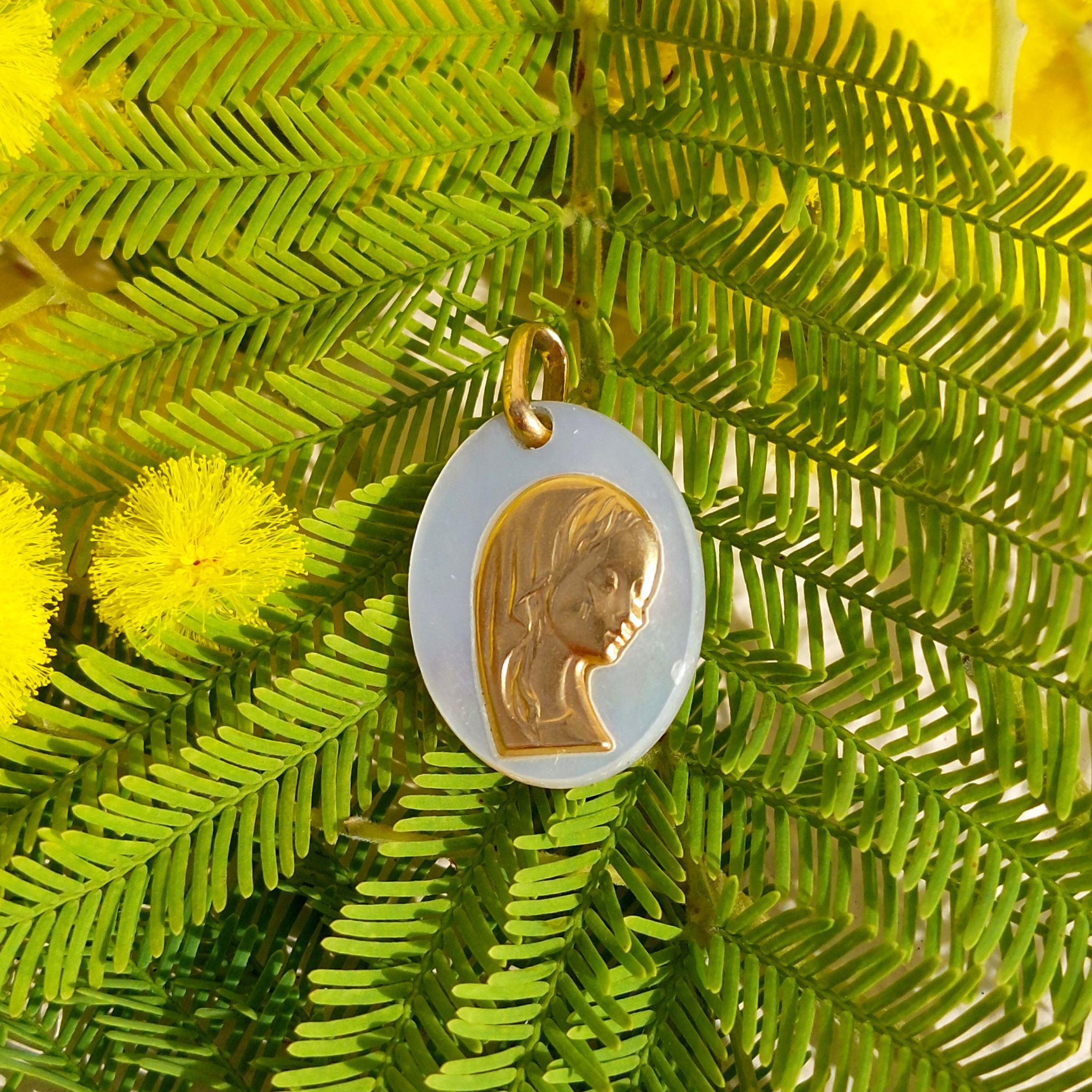 Médaille nacre et or de la Vierge Marie