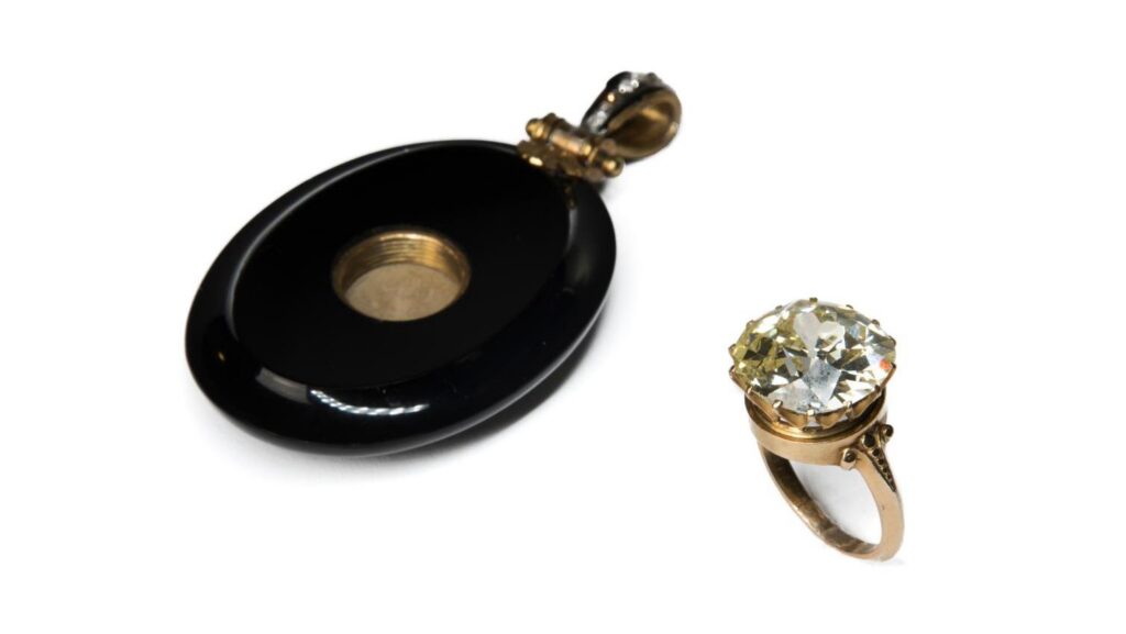 Pendentif en onyx à transformation, le diamant de la bague pouvant se porter au milieu du pendentif