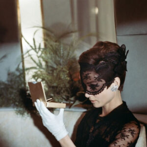 Audrey Hepburn en robe Givenchy noire en dentelle Chantilly, photo de promotion du film How to Steal a Million, 1966.