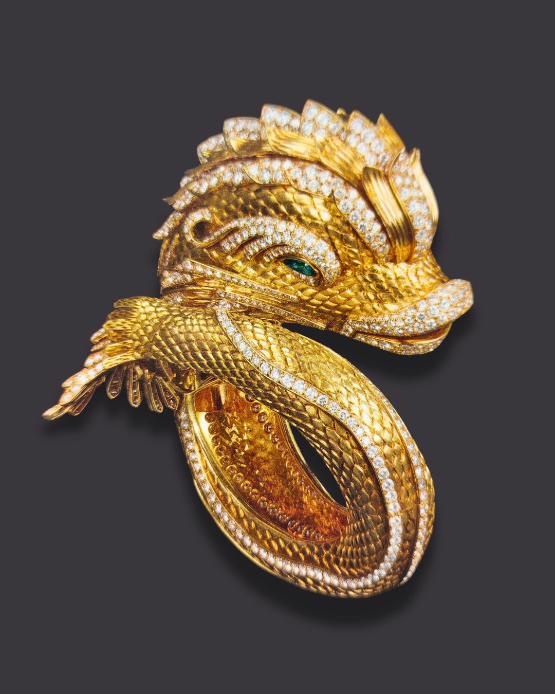 Cartier, bracelet Dauphin, commande de 1969, or, diamants, émeraudes. Coll. Cartier