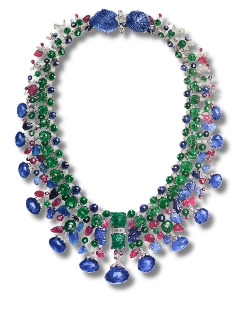 Cartier, collier Hindou, 1963, platine, or, diamants, saphirs, émeraudes, rubis, commande spéciale de Daisy Fellowes en 1936 modifée par sa fille en 1963, coll. Cartier
