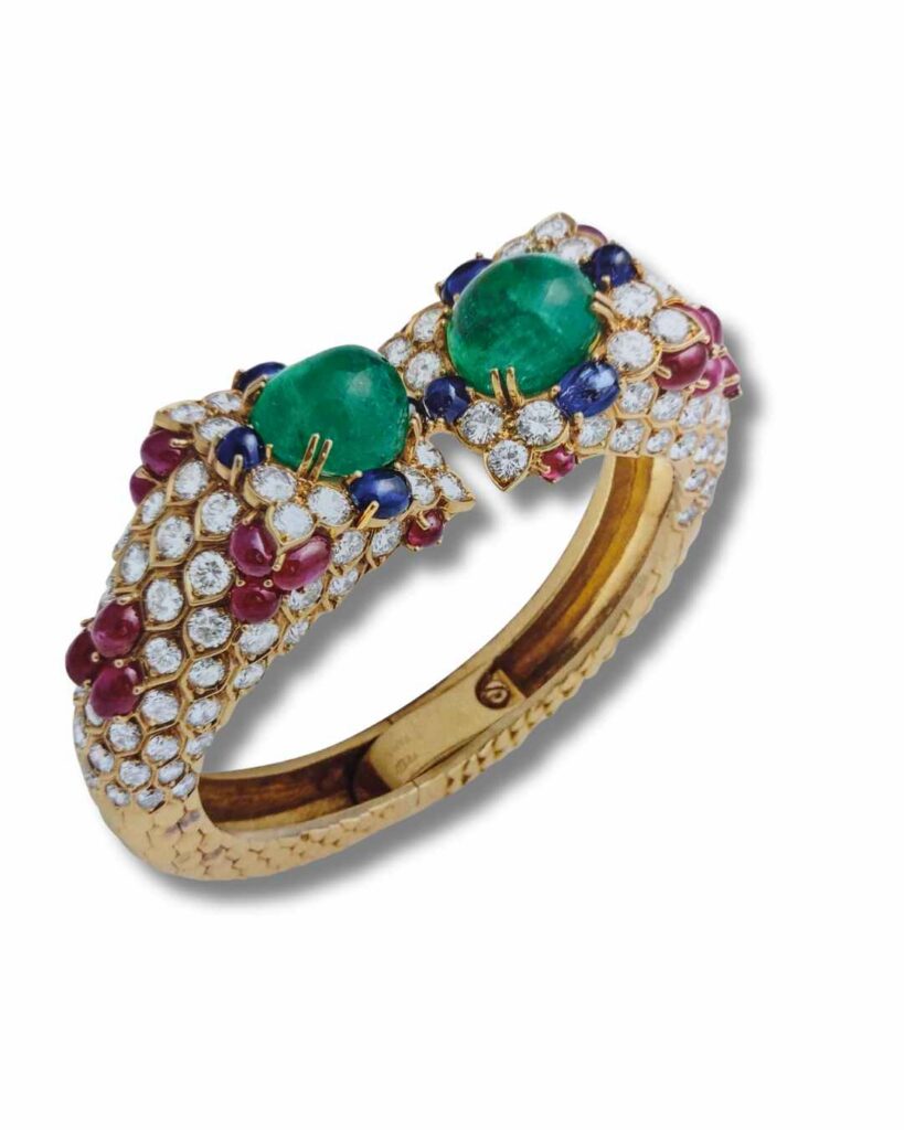 Fred, bracelet vers 1970, bracelet jonc or jaune, émeraudes, rubis, saphirs et diamants, coll. privée