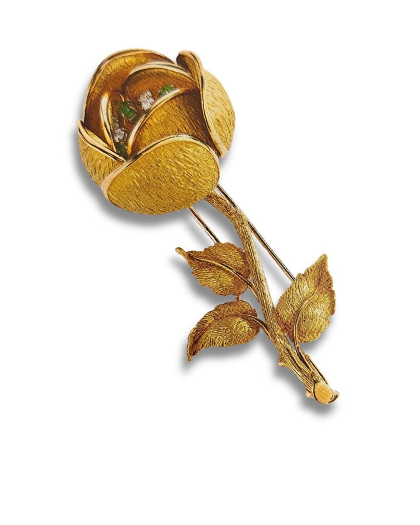 Fred, broche fleur ouvrante, années 1960, or, diamants et émeraudes. fermée. coll Fred