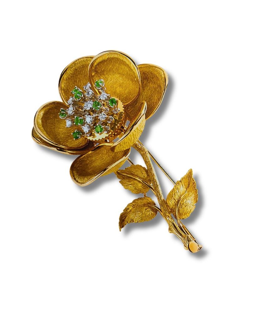 Fred, broche fleur ouvrante, années 1960, or, diamants et émeraudes. ouverte. coll Fred