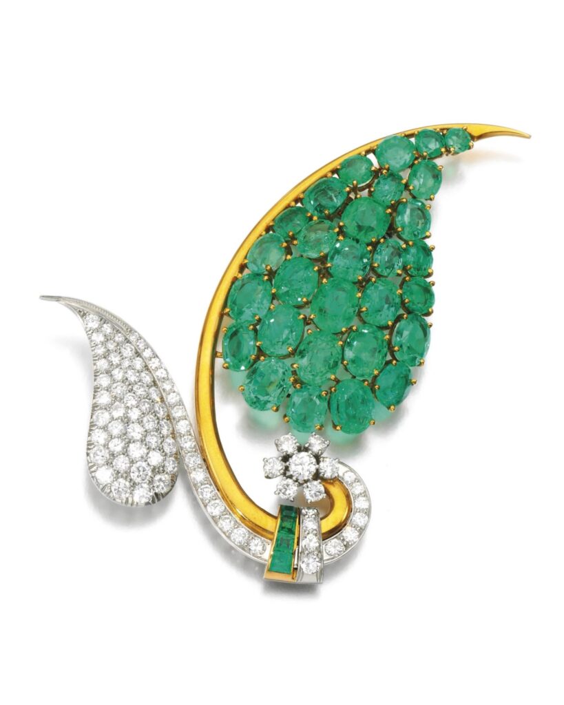 Mauboussin Trabert & Offert, broche feuille stylisée des années 1950, platine, or, émeraudes. Sotheby's