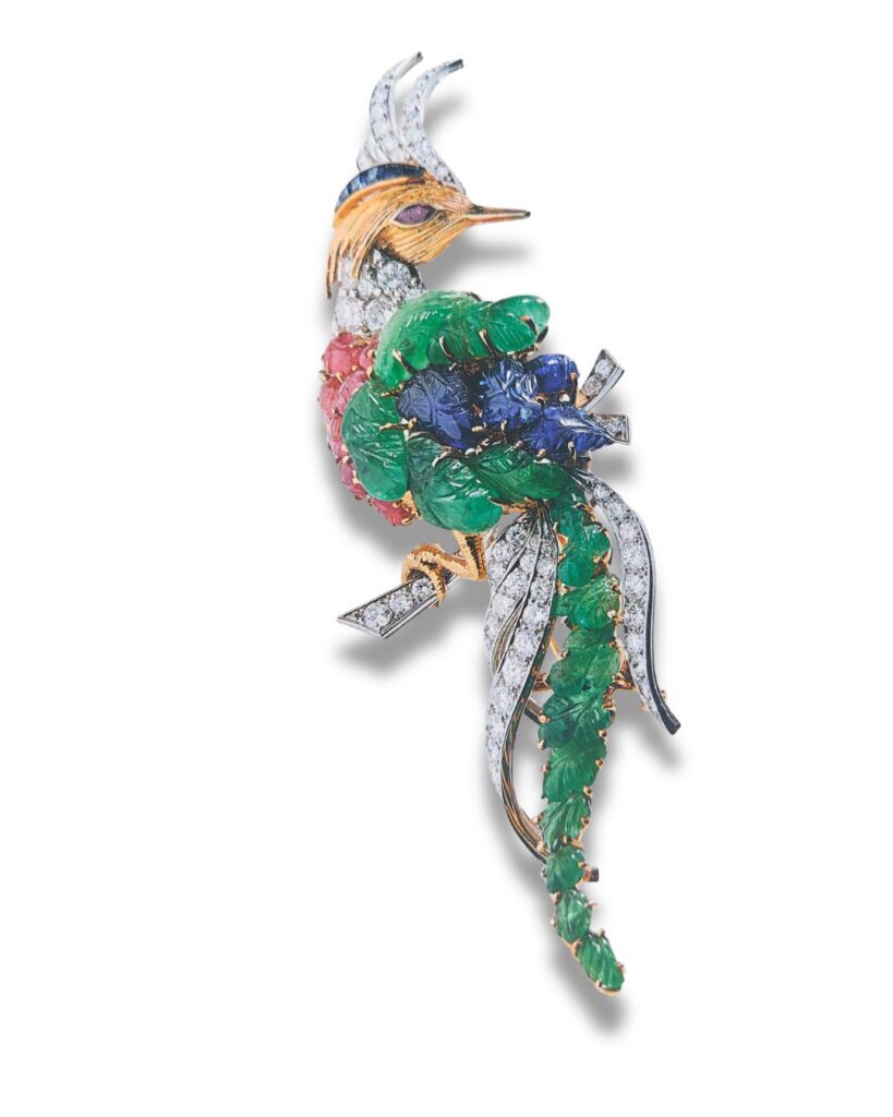 Mauboussin, broche geai, vers 1959, or ciselé, platine, diamants, émeraudes, rubis, et saphirs gravés, collection particulière