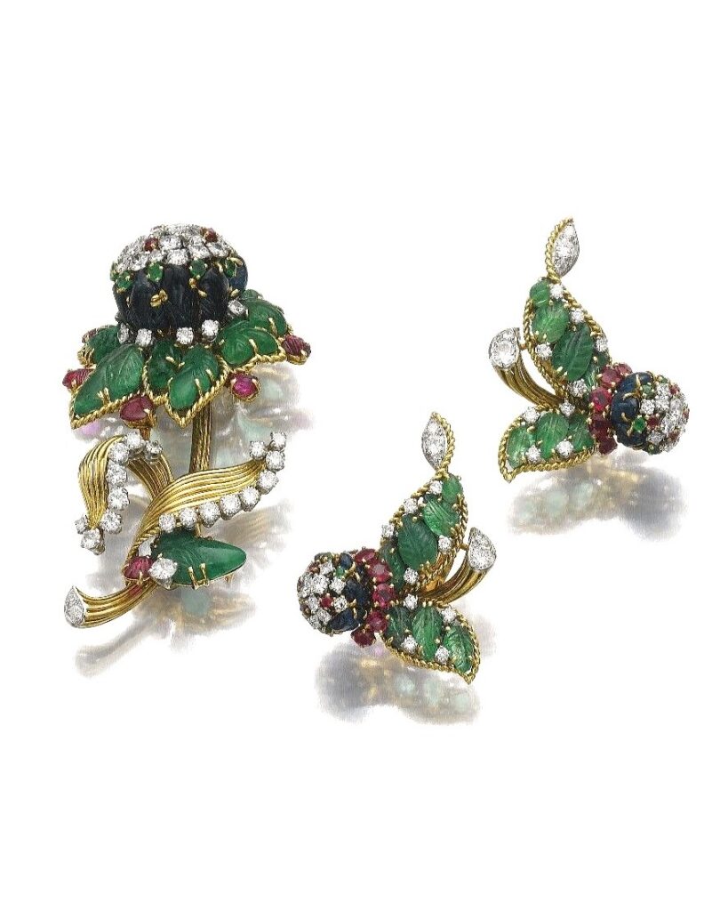 Mauboussin, demi-parure or, diamants, émeraudes, saphirs. comprenant une broche et une paire de boucles d'oreilles