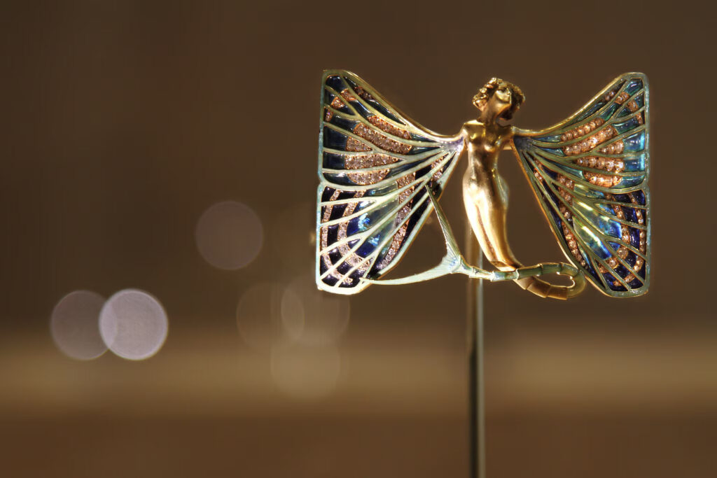 
René Lalique, Plaque de Cou Sylphide Art nouveau en transparence, vers 1900, or, émail, diamants, ©Albion Art Institute. Photo Tsuneharu Doi.jpg