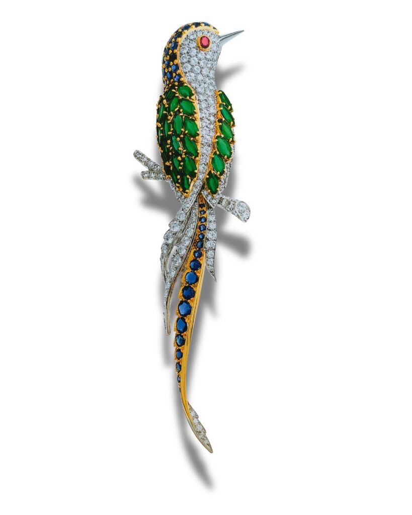 Van Cleef And Arpels, 1963, Clip Oiseau, platine, or, saphirs, rubis, émeraudes, diamants. Coll VCA