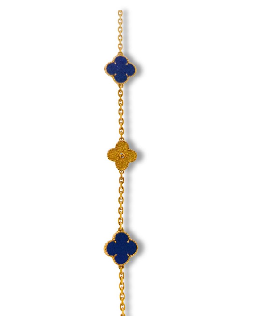 Van Cleef And Arpels, collier Alhambra, 1968, or, lapis-lazuli, coll. VCA