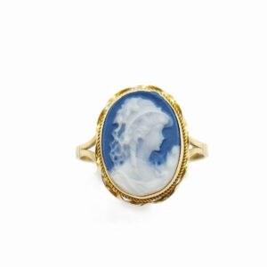 Bague camée sur porcelaine bleue en or jaune 18k, centrée d'un camée figurant une élégante de profil, entourage festonné, style XIXe siècle