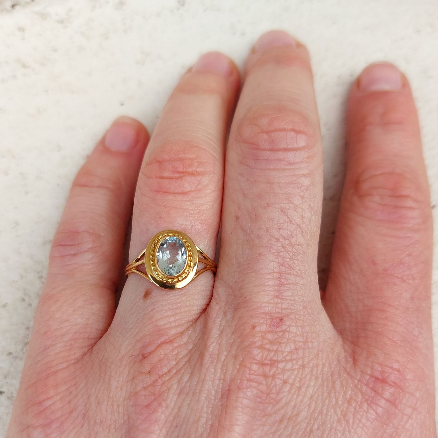 Bague aigue-marine "néo-romantique" - Fin XIXème - Attribuée à la Maison Lyonnet à Lyon en or jaune 18k, serti clos d'un aigue-marine, fil d'or torsadé et épaulement à trois fils