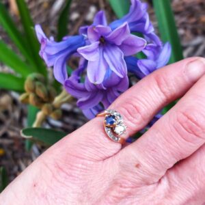 Bague Toi & Moi saphir et diamant de taille coussin ancienne, monture en or jaune et platine avec diamants roses sur les épaulements, fin XIXème.