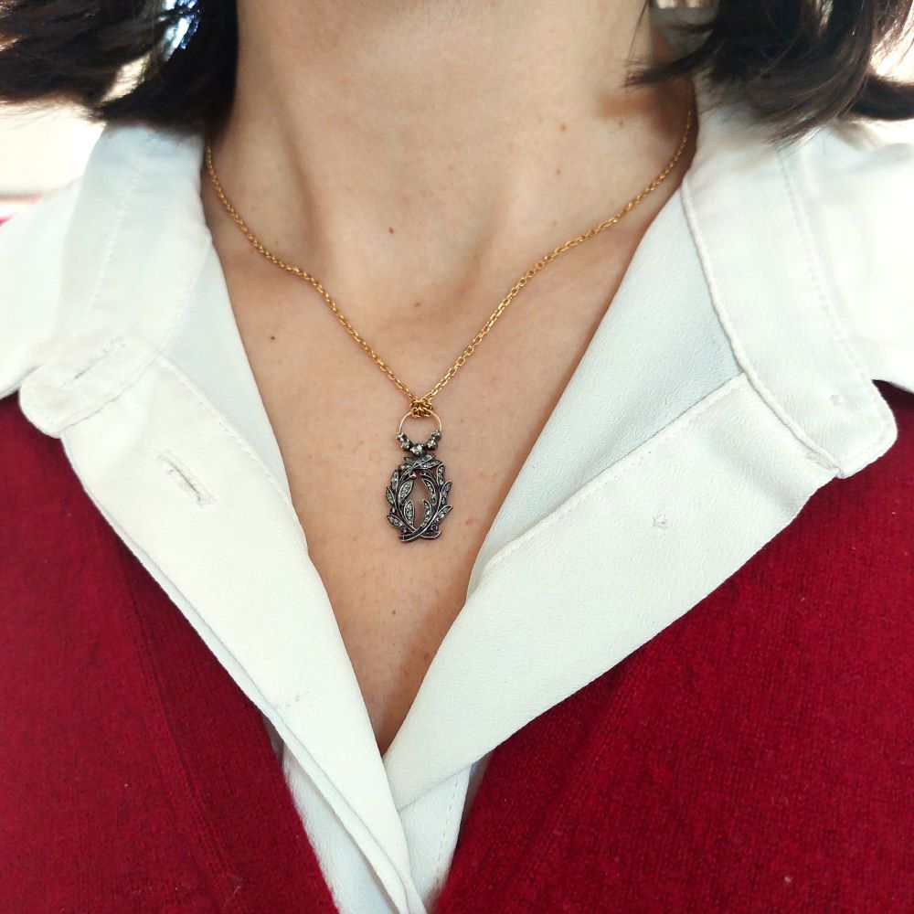 Pendentif Palmes Académiques diamants et rubis - époque XIXème siècle en argent et or, serti de diamants et rubis violets.