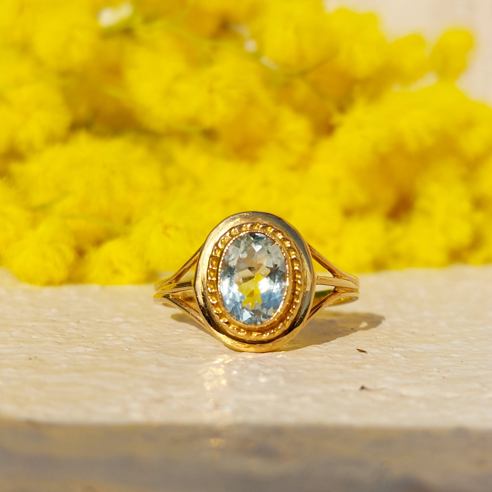 Bague aigue-marine "néo-romantique" - Fin XIXème - Attribuée à la Maison Lyonnet à Lyon en or jaune 18k, serti clos d'un aigue-marine, fil d'or torsadé et épaulement à trois fils