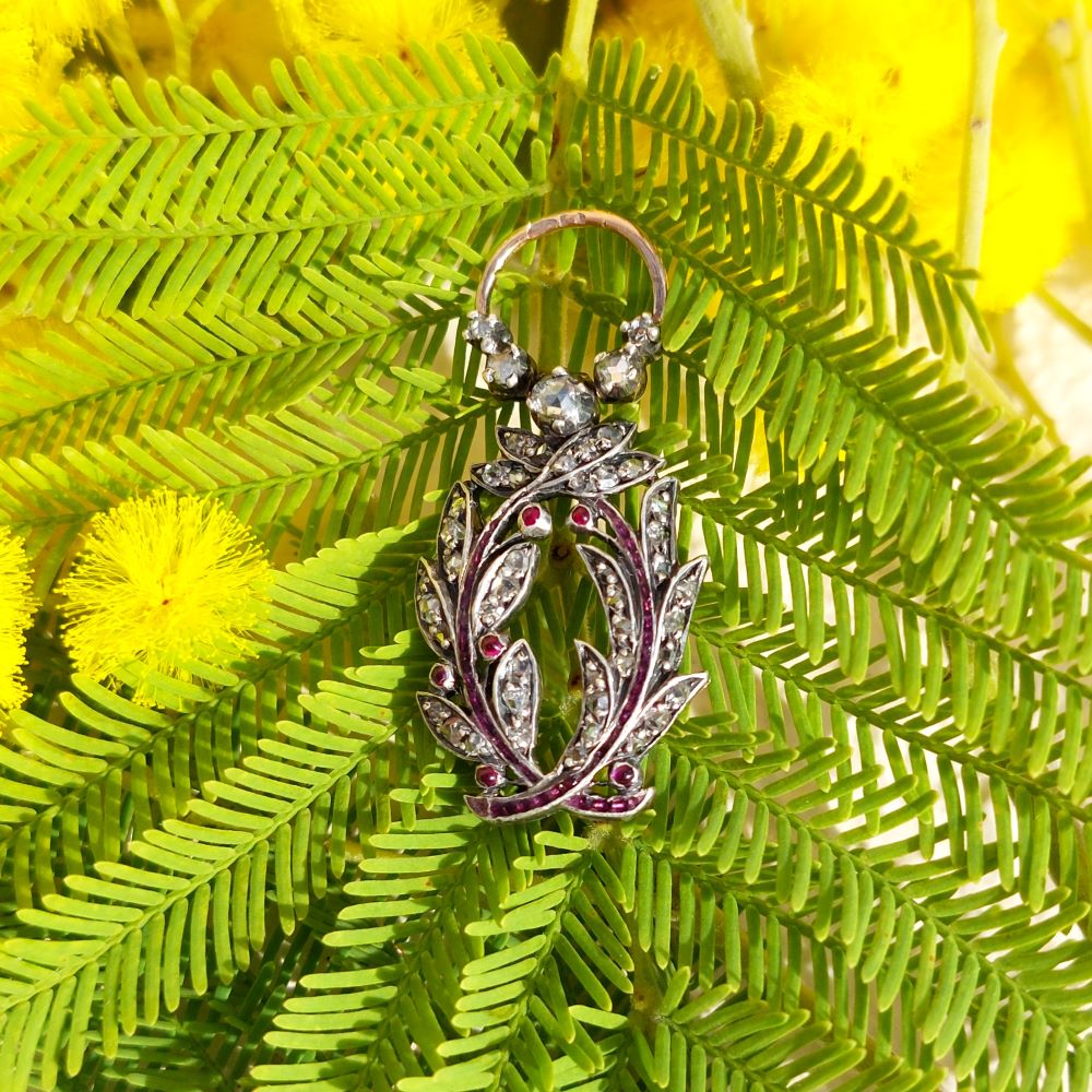Pendentif Palmes Académiques diamants et rubis - époque XIXème siècle en argent et or, serti de diamants et rubis violets.