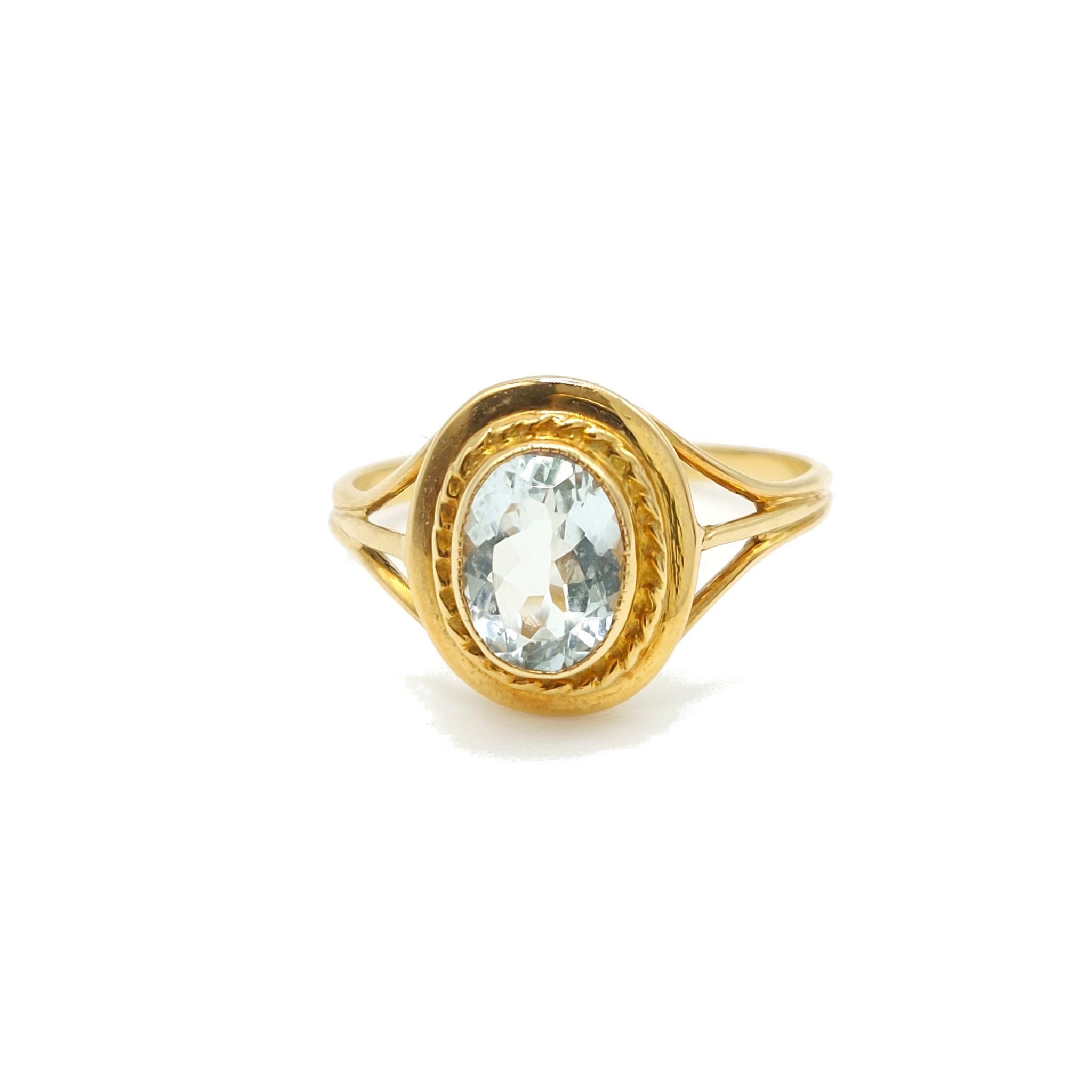 Bague aigue-marine "néo-romantique" - Fin XIXème - Attribuée à la Maison Lyonnet à Lyon en or jaune 18k, serti clos d'un aigue-marine, fil d'or torsadé et épaulement à trois fils