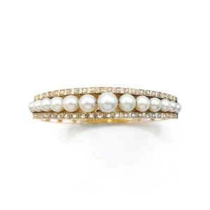 Bracelet jonc Belle Époque ouvrant - or et perles, vers 1900. bracelet vue de face. Vue sur les perles et sur les diamants taillés en rose.