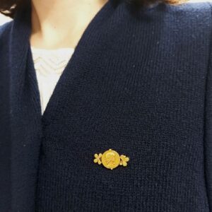 2 Broche Art Nouveau « Allégorie du Printemps », signée Vernier Broche Art Nouveau Allégorie du Printemps, signée Vernier, photo portée