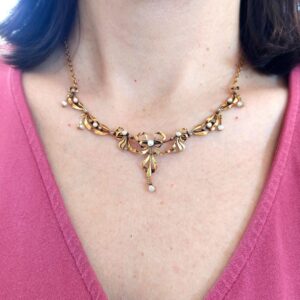 Collier Belle Époque noeuds articulés - or 18k et perles semences. photo portée
