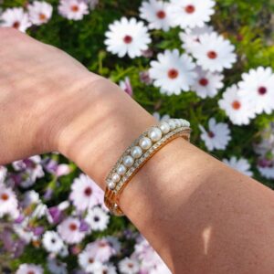 Bracelet jonc Belle Époque ouvrant - or et perles, vers 1900. Bracelet porté en lumière naturelle.