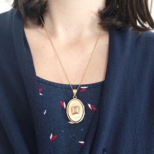 Pendentif médaillon porte-souvenir XIXe siècle, or 18k et perle