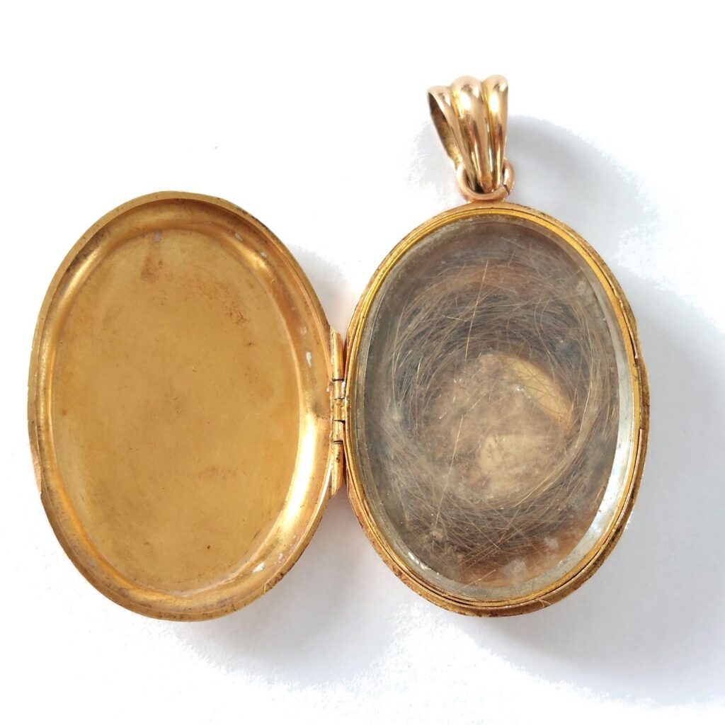 Pendentif médaillon porte-souvenir XIXe siècle, or 18k et perle
