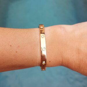 Bracelet Cartier Love diamants et or jaune 18k, Modèle Classique 10 diamants, photo portée