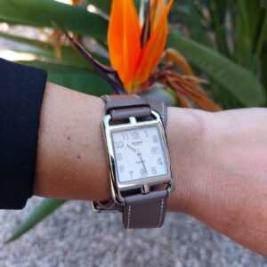 Montre Hermès Cape Cod, Grand Modèle, Automatique, acier et veau Swift - photo portée