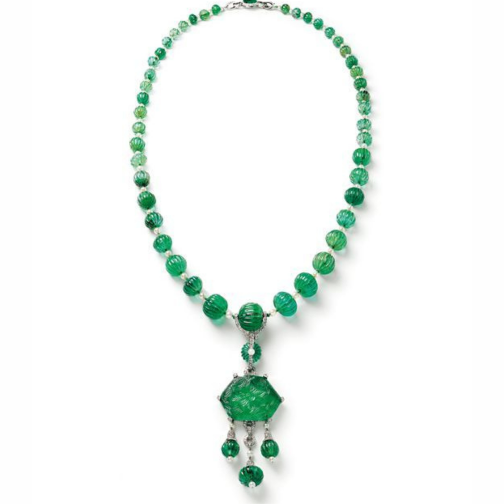 Cartier New York, sautoir, vers 1925, platine, diamants, émeraude hex 85 cts, boules d'émeraudes, perles fines