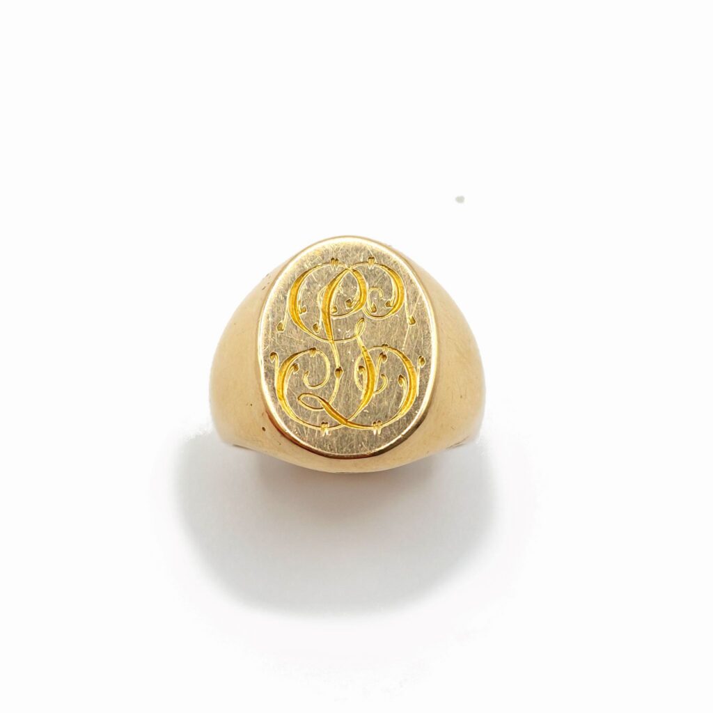 Chevalière monogrammée, or jaune 18k