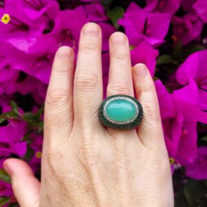 Bague boule "Menthe", cabochon d'agate verte, diamants et tsavorites