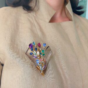 Broche bouquet en or jaune 18k, cristal de roche rutilé et pierres de couleur