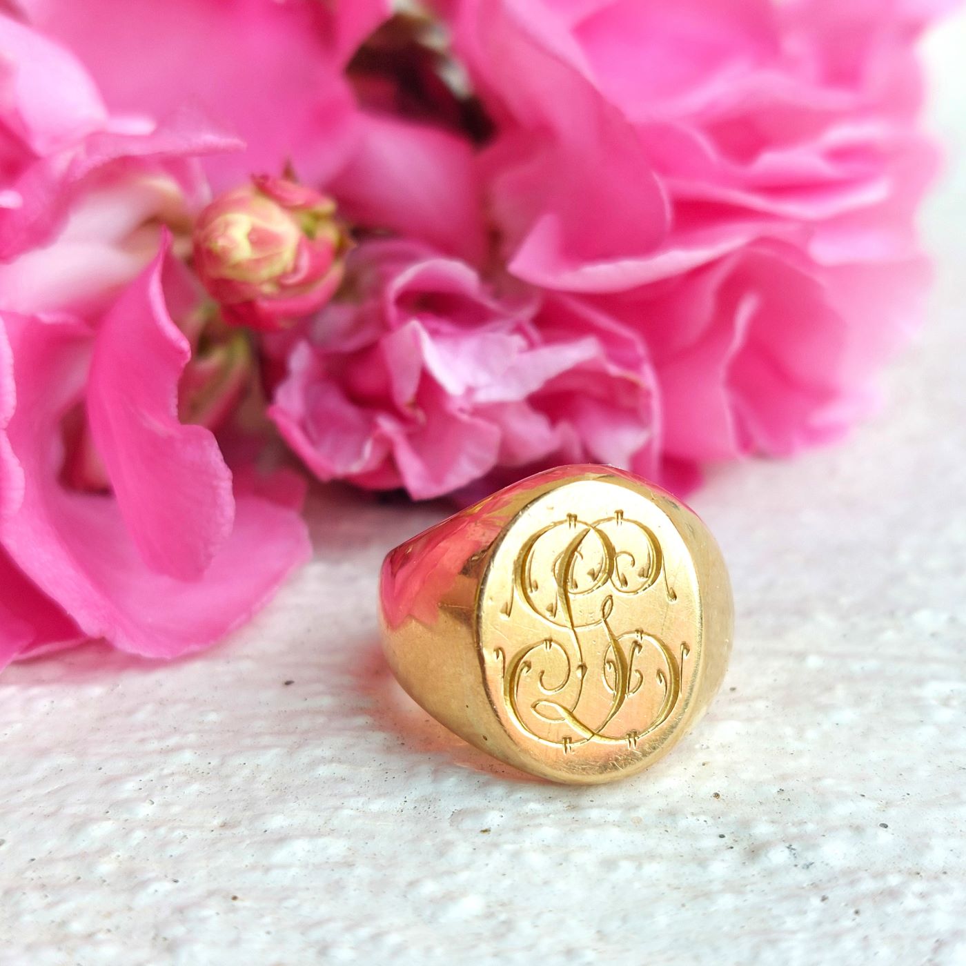 Chevalière monogrammée, or jaune 18k