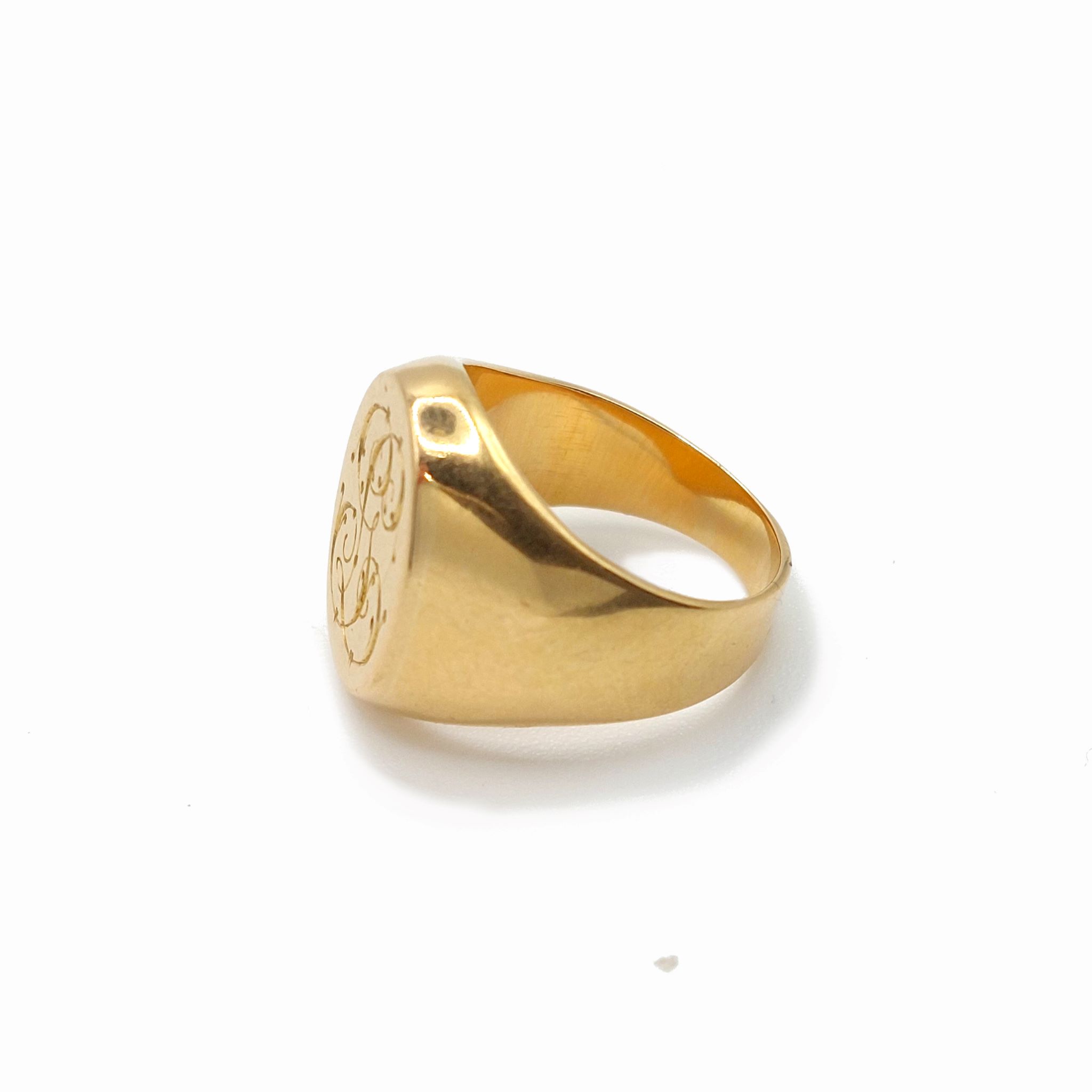 Chevalière monogrammée, or jaune 18k
